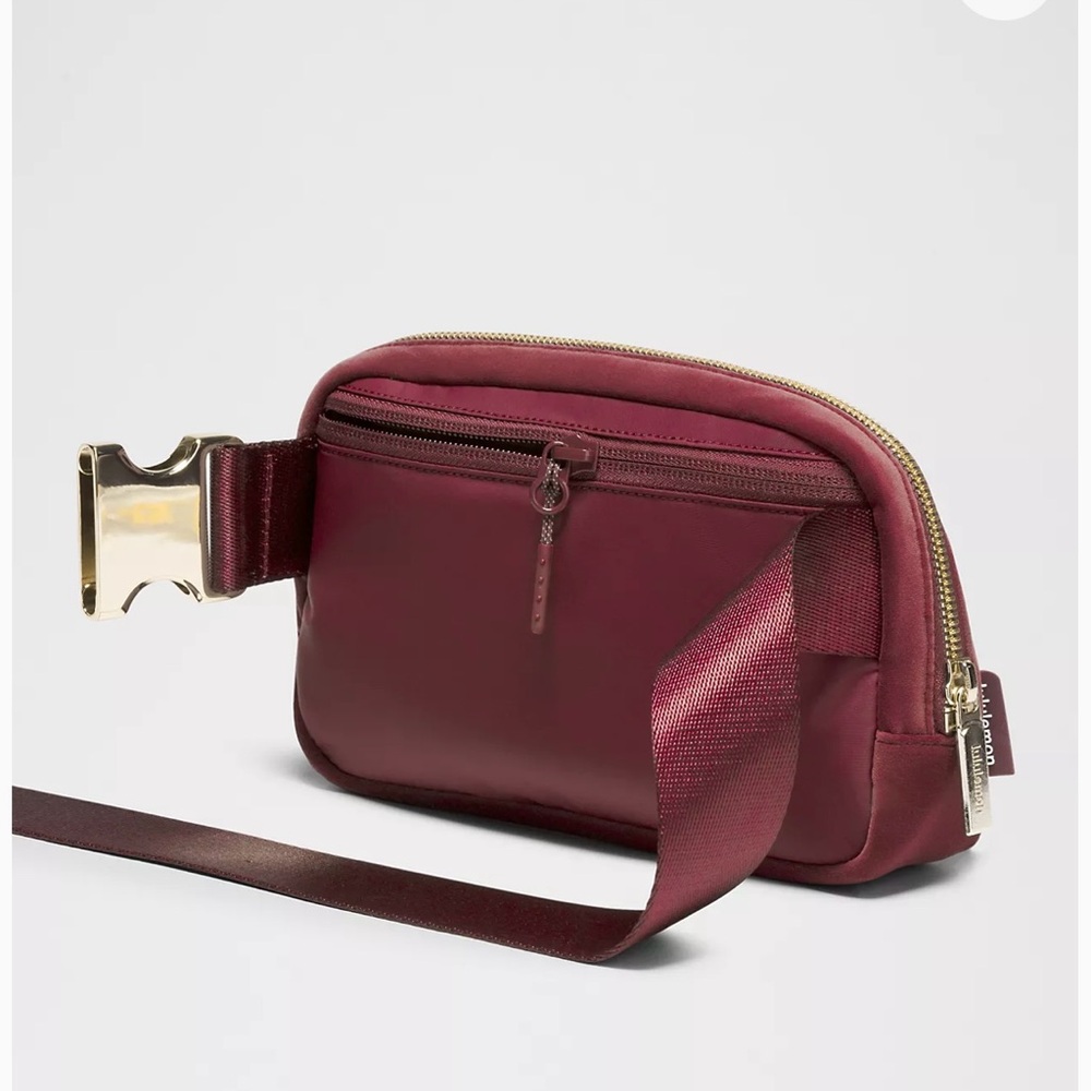NWT Lululemon wine berry  Crossbody / belt bag .Limited edition  out of stock🎈 - Picture 5 of 9